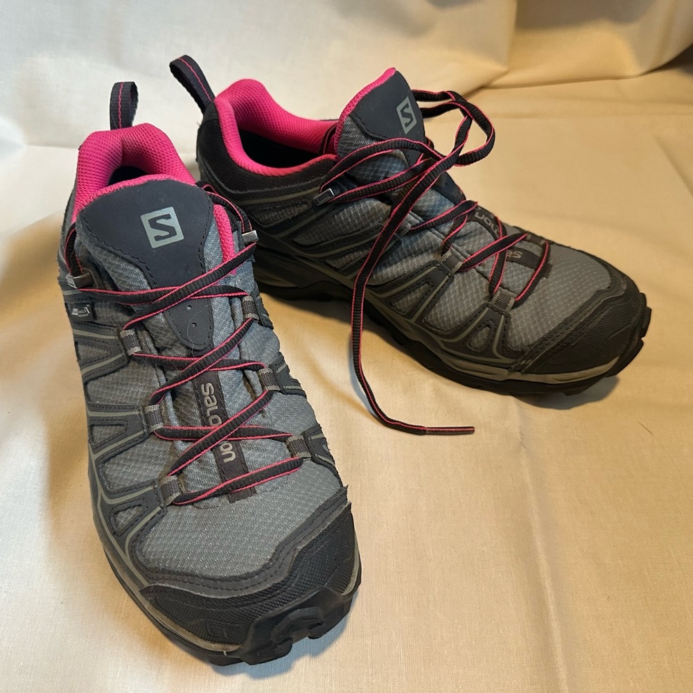 Women’s Salomon Trail Running  sneakers X- Ultra Waterproof Size 7.5